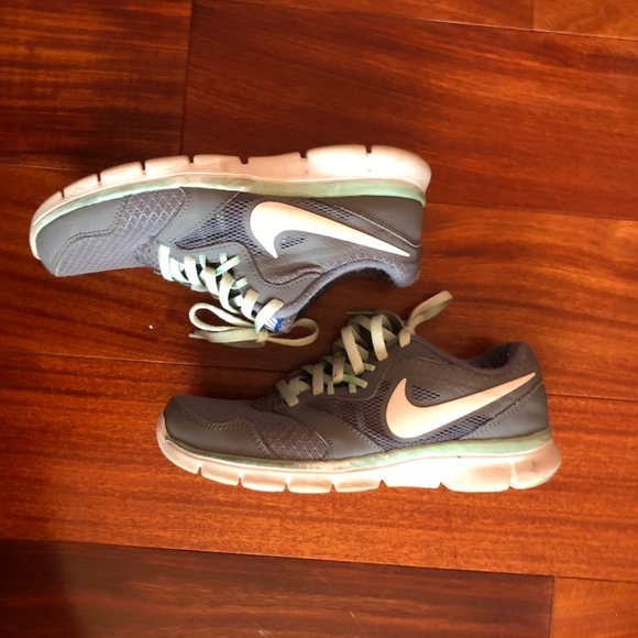 NIKE - Mint and grey walking shoes (Size 5.5) - Picture 5 of 5